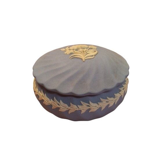Wedgwood Vintage Light Blue Jasperware Trinket Box Floral Design Swirled Scallop - Picture 1 of 13